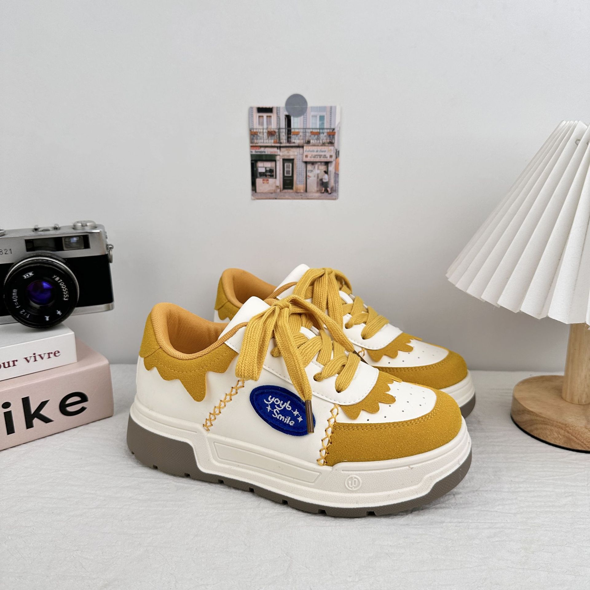 Zapatos de suela gruesa de larga onda para mujeres 2025 verano nuevo dulce estilo de estilo de escuela zapatos de skate casuales pequeños zapatos blancos