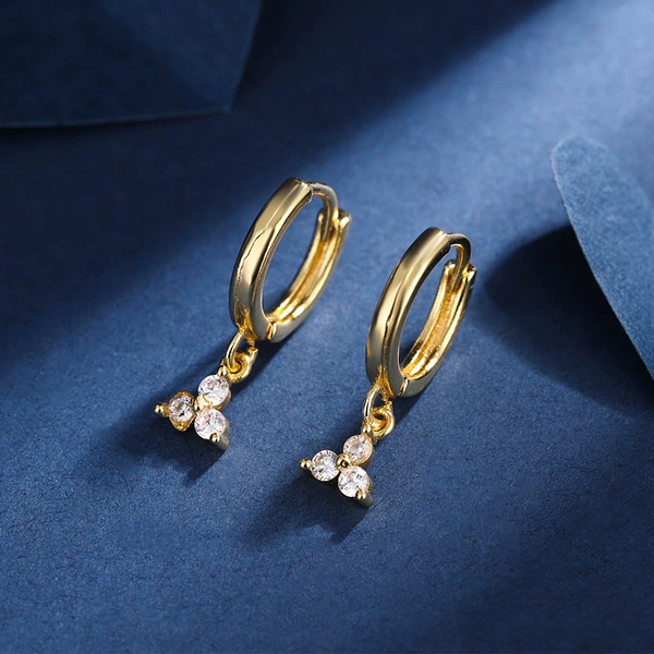 23 three diamond pendant earrings