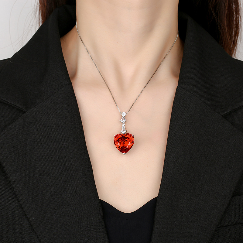 Otoño e invierno nuevo estilo Zhuang Shengsheng joyería rosa seca retro gran collar colgante en forma de corazón piedra principal 20*20