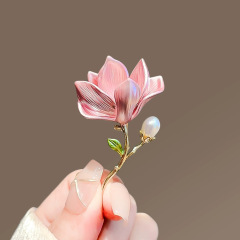 中国風のエレガントで絶妙なマグノリアの花のブローチ、ハイエンドの女性の新しいファッション気質のブローチ、ハイエンドのコサージュアクセサリー