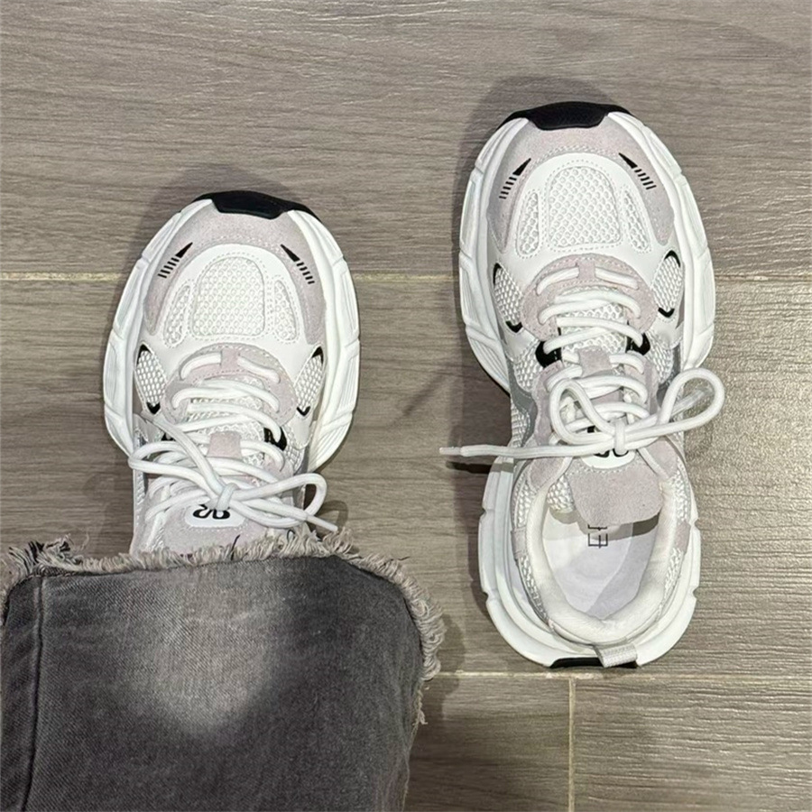 Sepatu Jaring Bernapas Ringan dan Ringan Sepatu Ayah Modis Wanita Musim Panas Anti Selip Model Baru Model Wanita Ujung Terbungkus Empat Musim Super Ringan