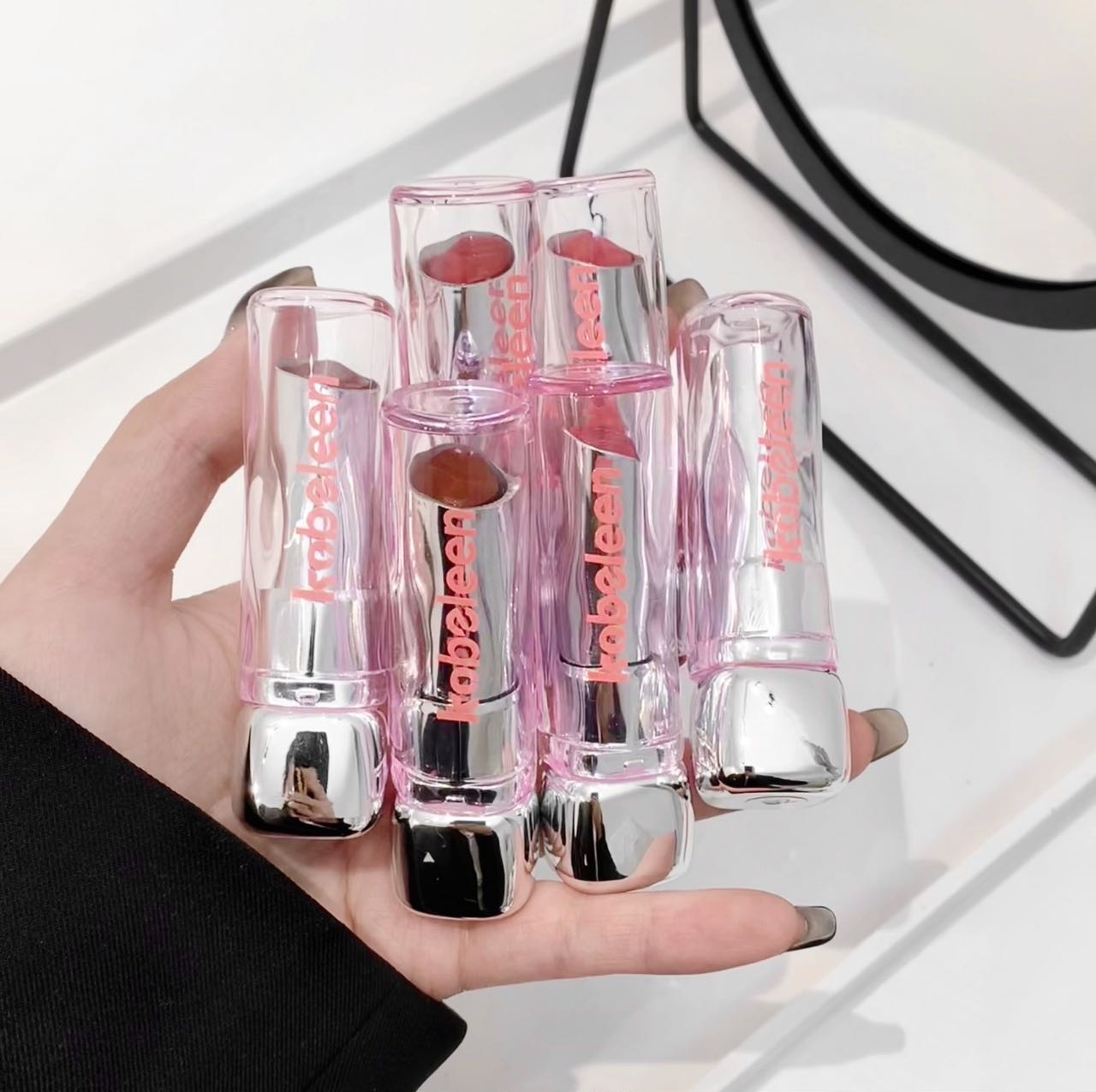 kobeleen Moisturizing Lipstick, with a water-like mirror surface that is waterproof and does not fade easily, is a nude lipstick for spring and summer, suitable for students undefined