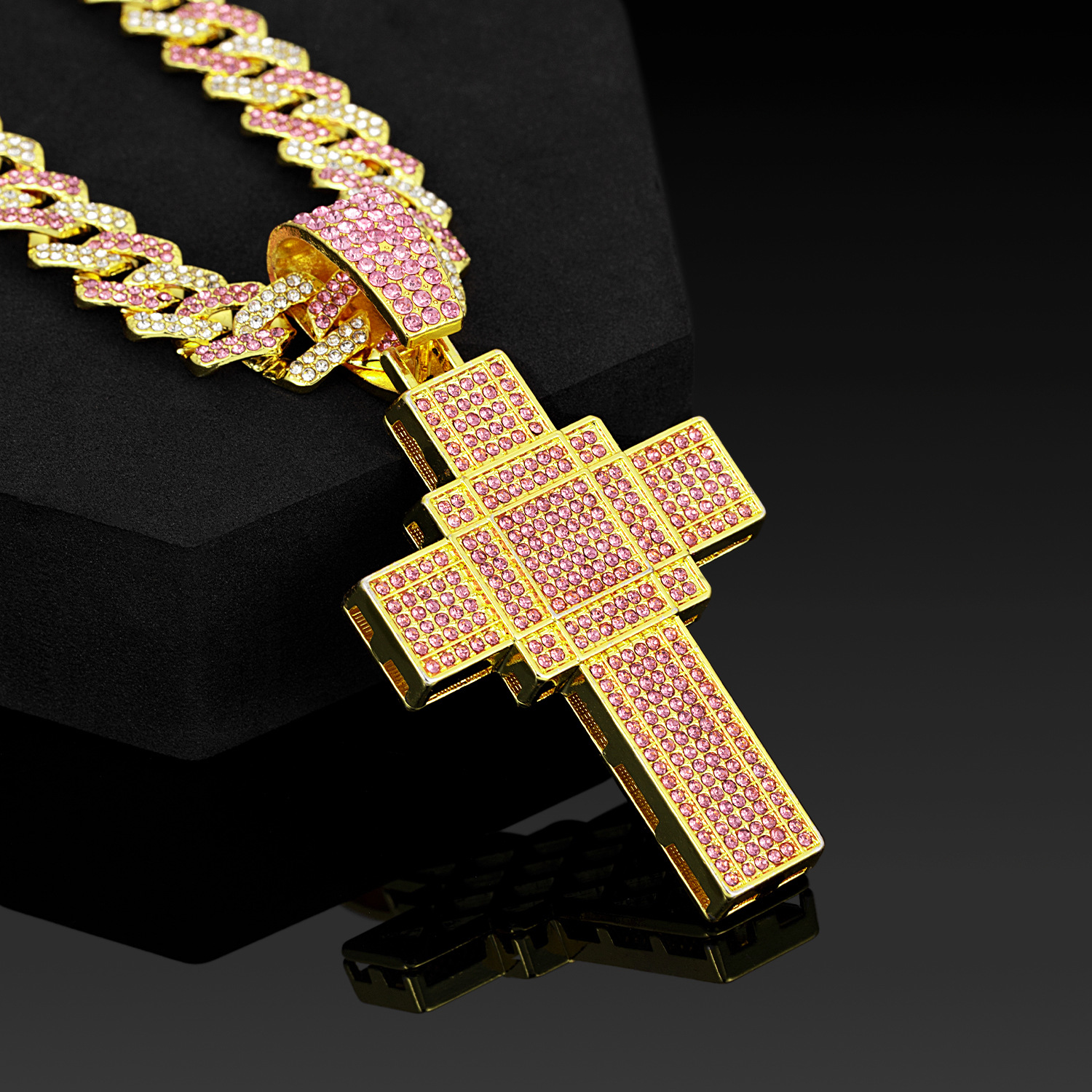 Collana con croce tridimensionale rosa oversize da donna_voghion.com