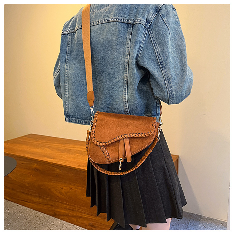 Styles de sacs à main chauds sur Facebook Sacs pour femmes 2024 automne nouvelle tendance de la mode sac de selle portable version coréenne simple givré épaule unique crossbod_voghion.com