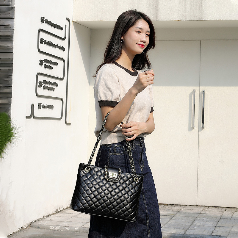 Cubo de agua 2023 versión coreana nueva moda piel de vaca mujer pequeña fragante viento diamante rejilla cadena cuero genuino_voghion.com