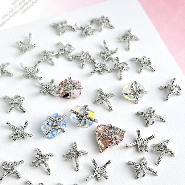 Metal nail decoration with bow
