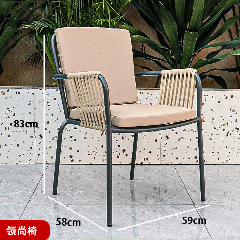 Mesas y sillas al aire libre nórdicas Patio de la villa Jardín Sillas de mimbre al aire libre Terraza de ocio Impermeable Protector solar Luz Lujo Mesas y sillas de alta gama