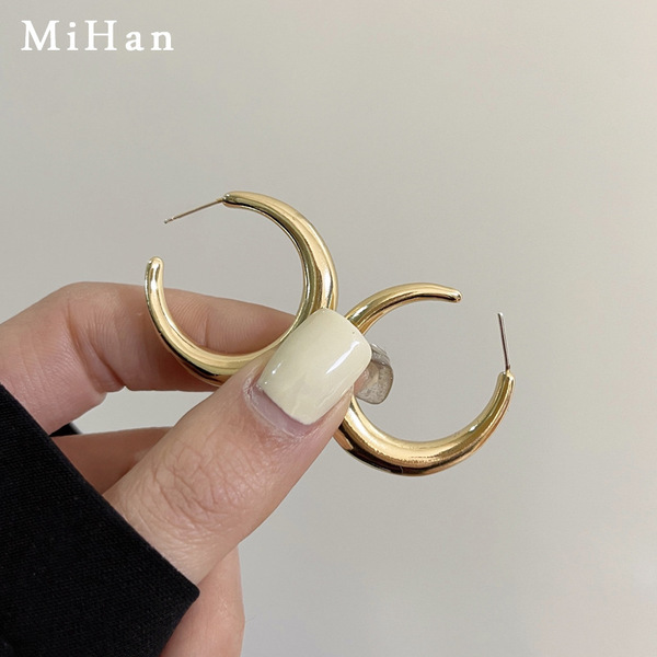 Capacious earrings hip-hop style