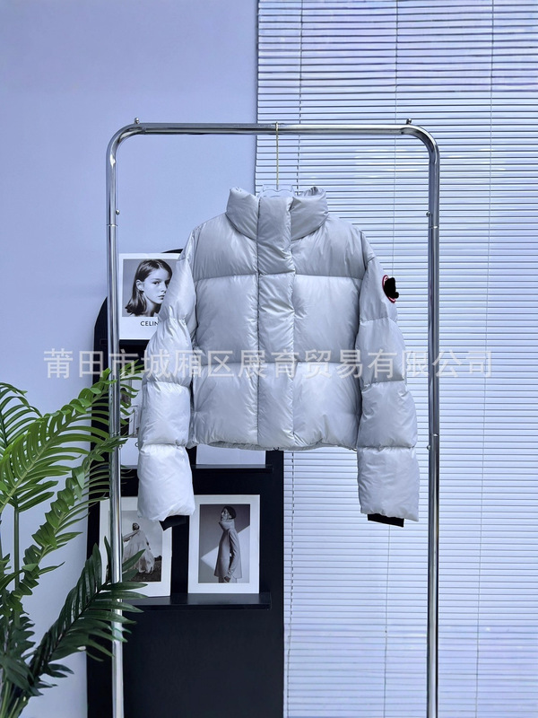 2026 new high-end version with 2256W, large goose down plush 23FW women's short long-sleeve puffer down jacket 2026 new high-end version with 2256W, large goose down plush 23FW women's short long-sleeve puffer down jacket