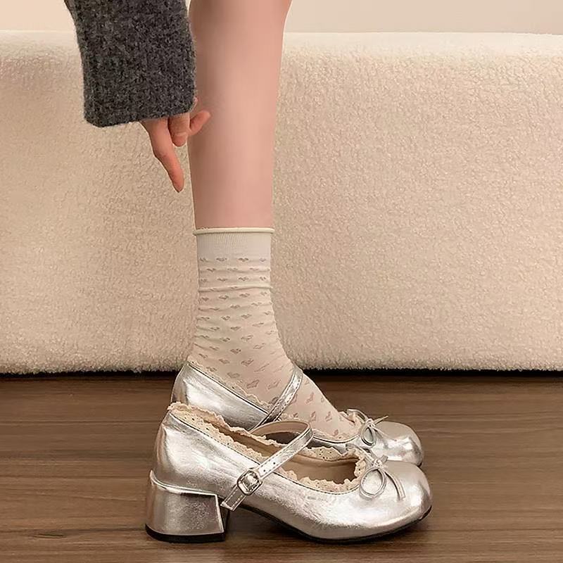Zapatos retro plateados versátiles de Marijin mujeres verano 2026 nuevos zapatos de cuero de arco de cabeza redonda de talón grueso poco profundo