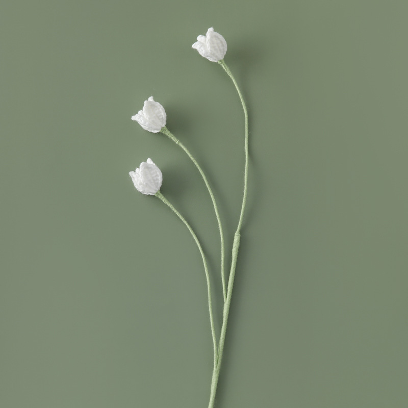 手作りのかぎ針編みのかわいい4つの小さな開花した完成品の小さな妖精の花の枝は、先生、恋人、親友に贈られ、幸福を意味します。|undefined