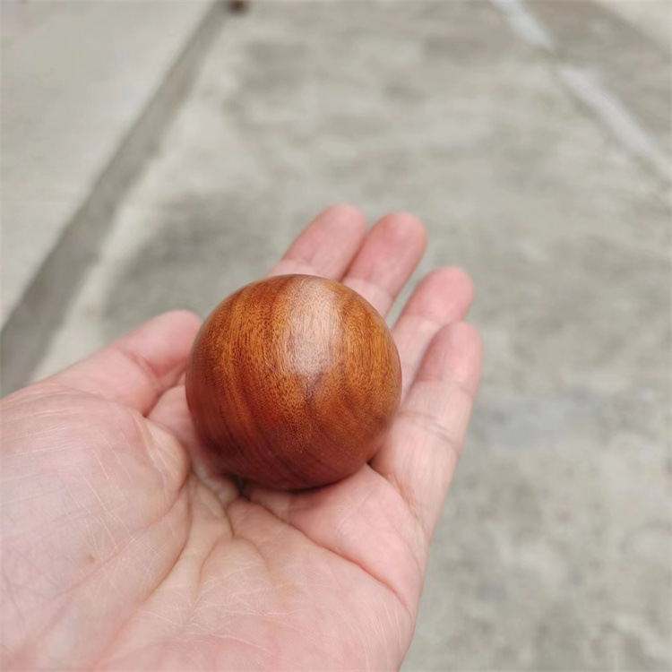 ラオスの黄花梨の木はミャンマーの花梨を彫刻します。|undefined