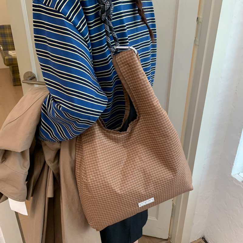 Autumn and Winter Korean Style Niche Brown Plaid Small Bag for Women 2025 New Lightweight Large-Capacity Commuter Shoulder Bag Autumn and Winter Korean Style Niche Brown Plaid Small Bag for Women 2025 New Lightweight Large-Capacity Commuter Shoulder Bag
