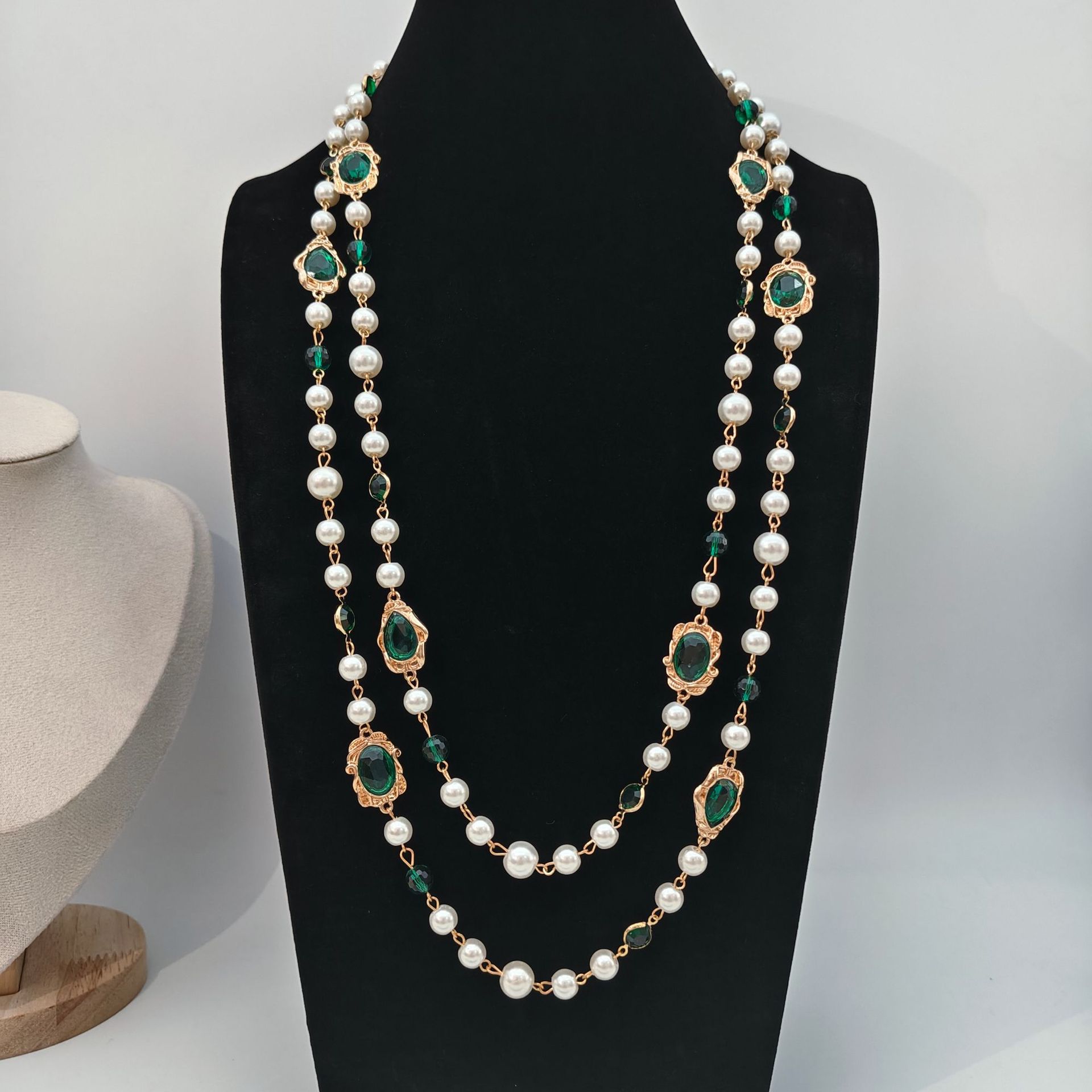 Colar comprido vintage com pérolas e vidro esmeralda_voghion.com