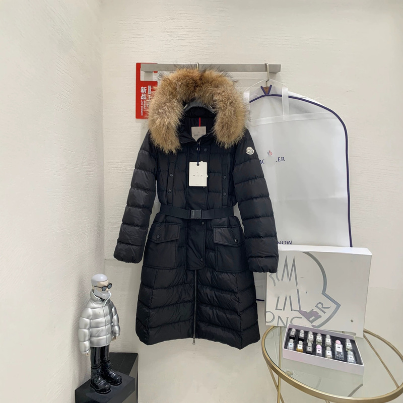 M brand, correct version, 2026 autumn/winter new collection, women's classic black long down jacket with a silver fox fur collar M brand, correct version, 2026 autumn/winter new collection, women's classic black long down jacket with a silver fox fur collar