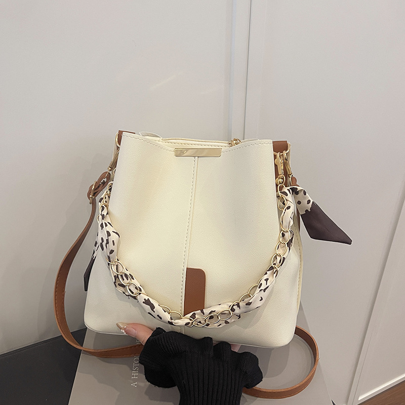 Bolsa de cubo de moda versátil de color sólido alta sensación de bolso de brazo popular ins2026 bolso de gran capacidad de transporte