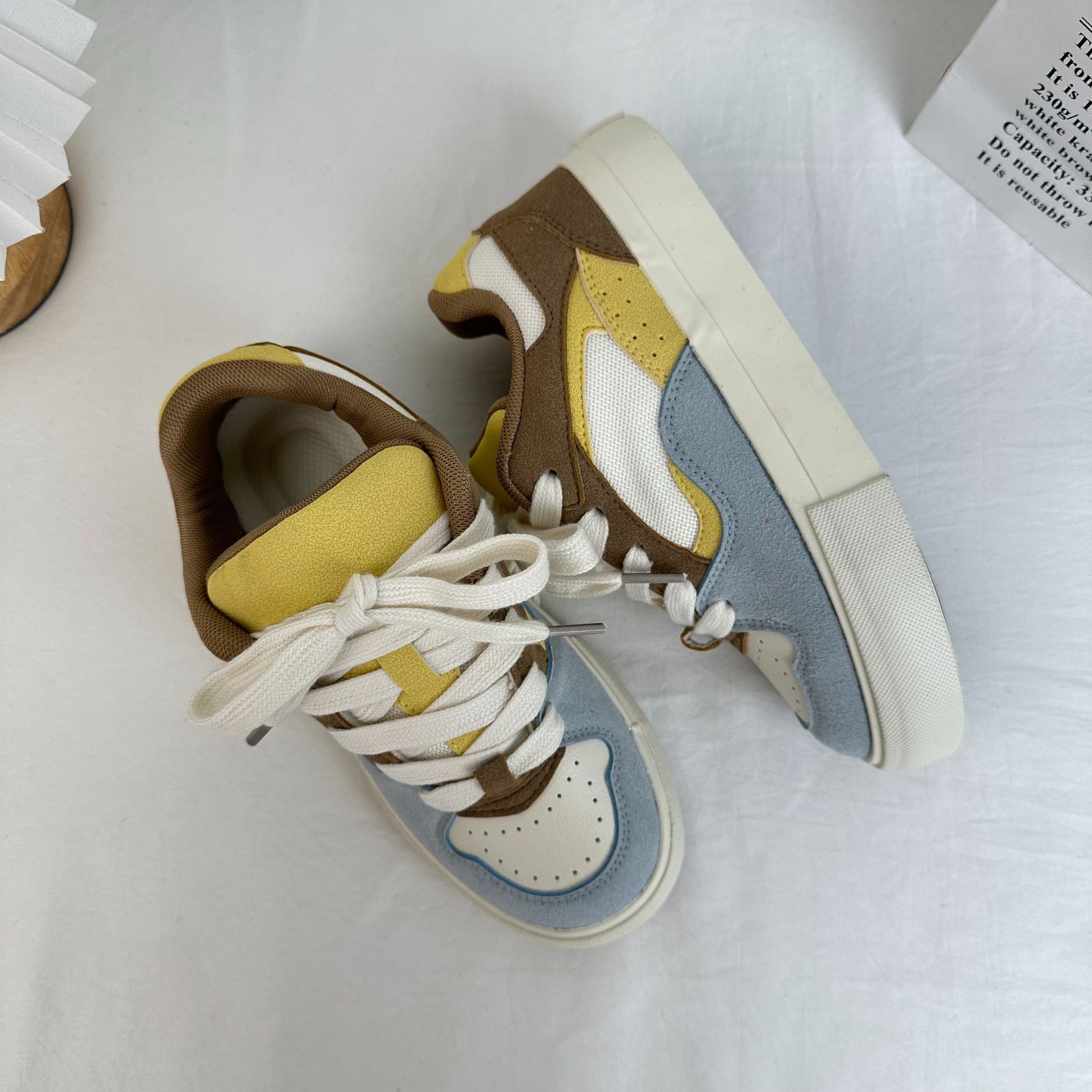 2025 primavera nuevos zapatos de skate de estilo universal para estudiantes de bajo nivel Harajuku zapatos de lona coreanos nichos zapatos blancos 6006