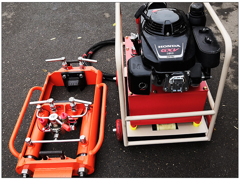 内燃钢轨推瘤机_07