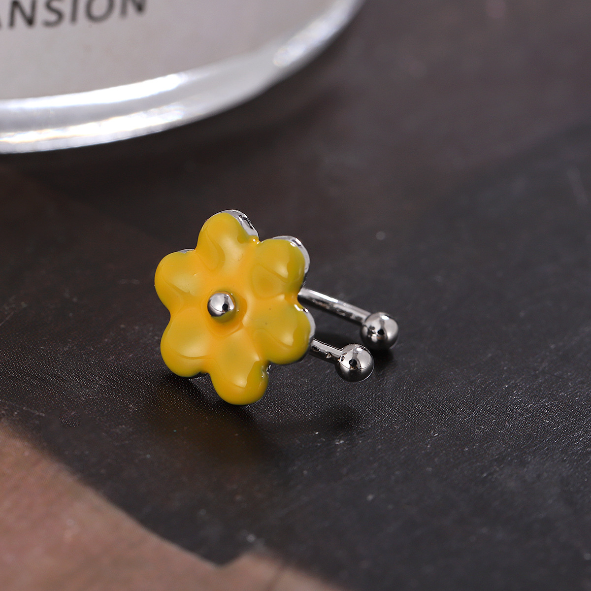 Ouyang Nana mismo estilo flor oreja hueso clip conjunto de tres piezas Super Hada dulce linda chica sintiendo 2023 nuevo clip de oreja