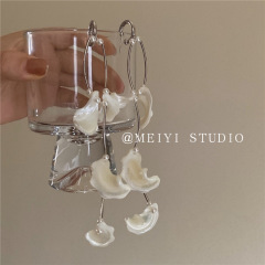 フレンチロマンチックなホワイトシェルフラワーブレイクパールタッセルイヤリング女性用ニッチデザインファッショナブルな気質インターネットセレブイヤリング