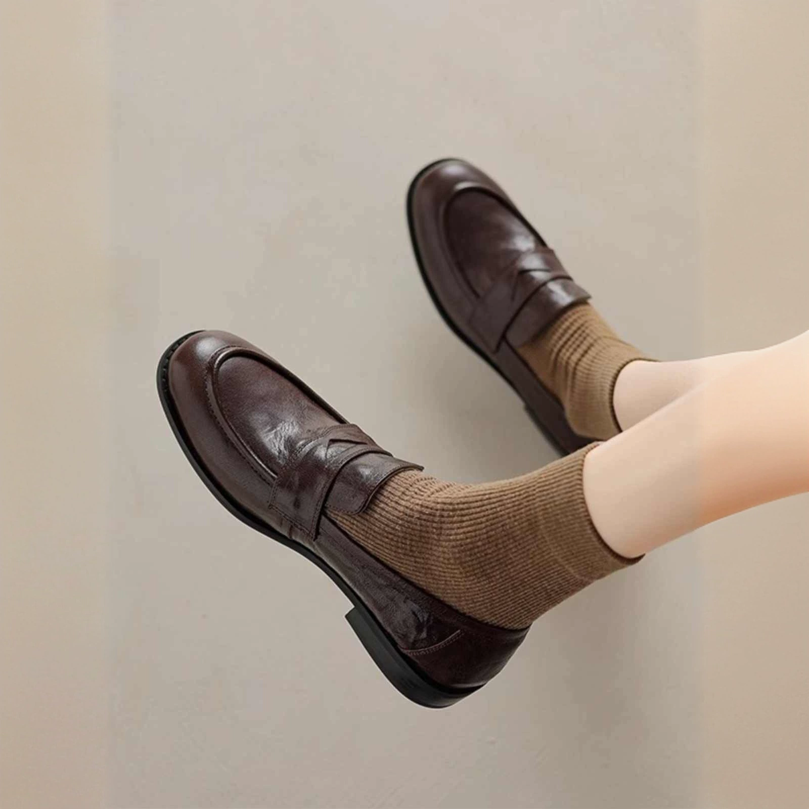 [Готовый товар] 810 черных женских лоферов на плоской подошве, модные весенне-осенние туфли в французском стиле с круглым носком, ретро-слипоны.