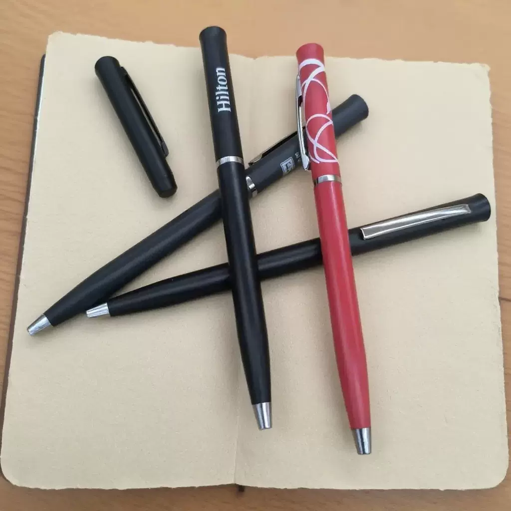 定制圆珠笔希尔顿酒店笔外贸广告宣传笔磨砂塑料援助笔可印刷logo