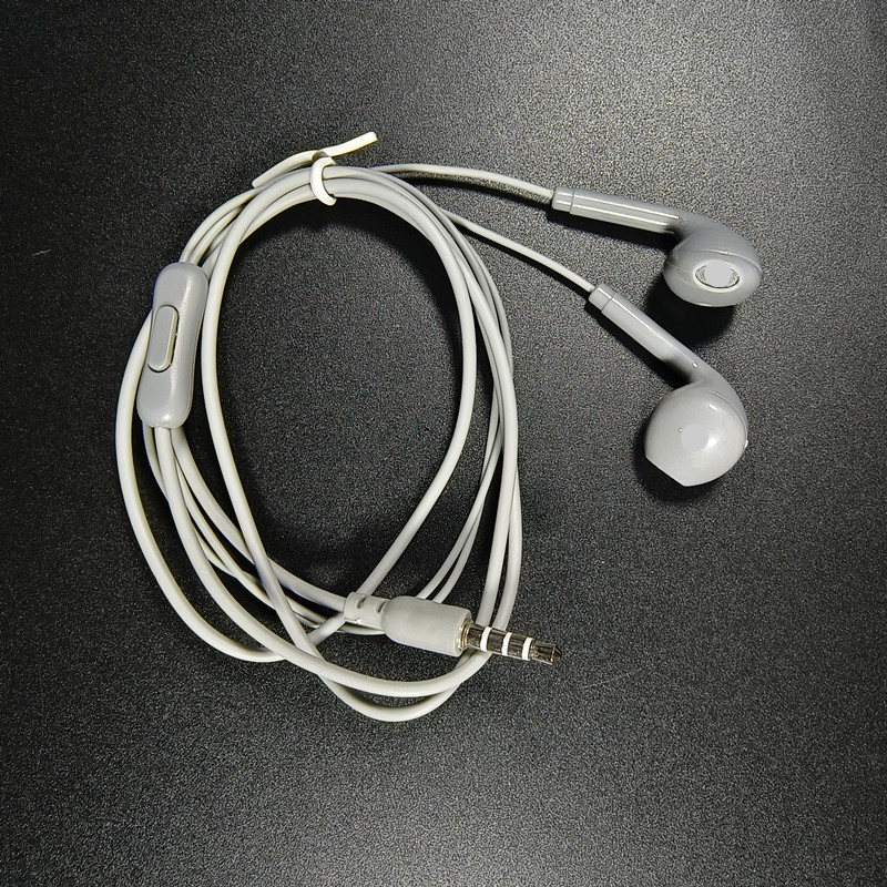 U19 música con cable y medio en el oído con graves pesados con control de cable de trigo, auriculares en bolsa, auriculares al por mayor