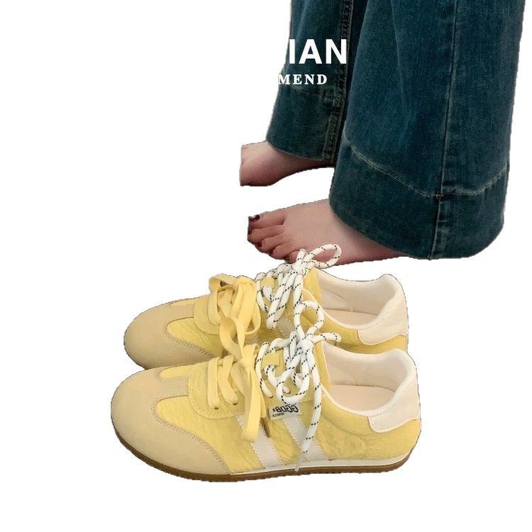 Zapatos de entrenamiento alemanes de cuero amarillo de estilo explosivo, zapatos de mujer, 2025 primavera, nuevo estilo, todo fósforo, suela delgada, zapatillas deportivas ligeras de ocio