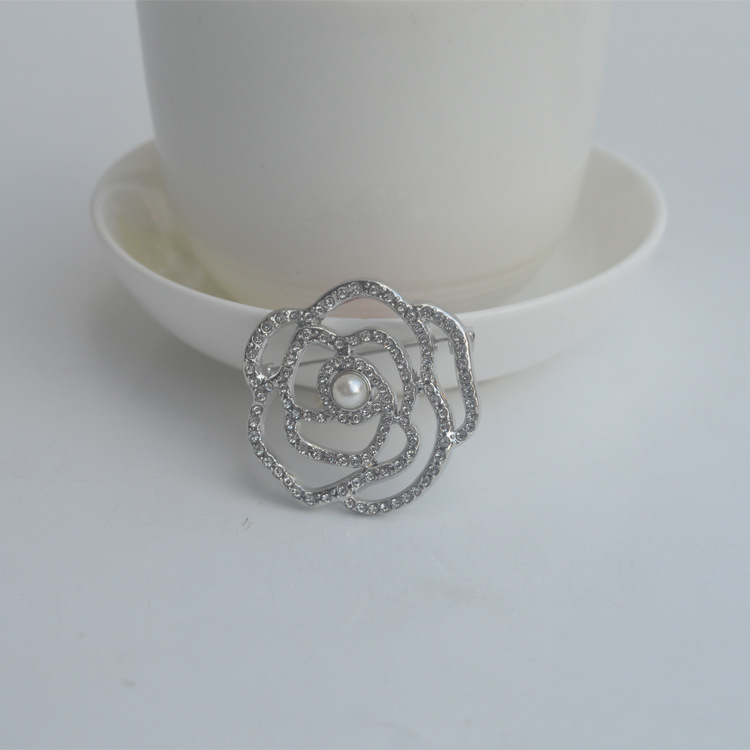 Spilla floreale con perle e strass per giacche da donna_voghion.com