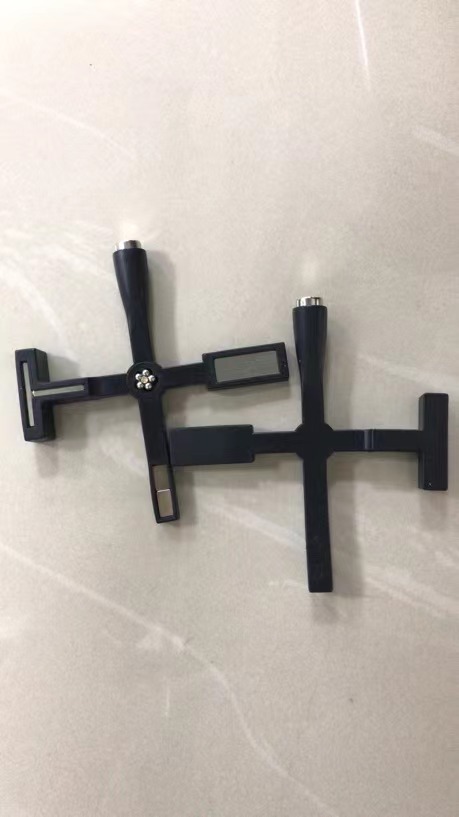 Imán multiusos con diseño en forma de cruz - Negro, empaquetado en bolsa OPP