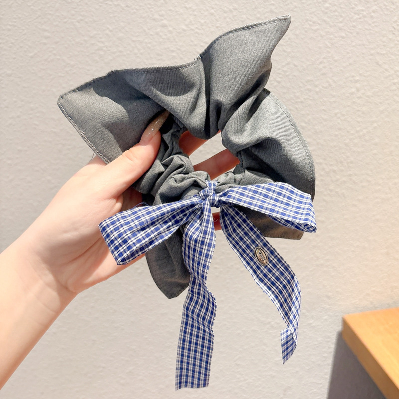 2 # Paño cuadrado a cuadros gris con lazo para el cabello