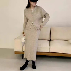 新商品のダブルファスナーの丸首ニットのカーディガンはお尻の半身のスカートの2つのセットの女性の復古の優しい風の対外貿易のスーツの女性を包みます。