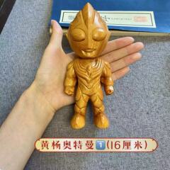 黄楊木迪加ウルトラマン木彫り男性は腕を持って男と誕生日プレゼントを飾っています。
