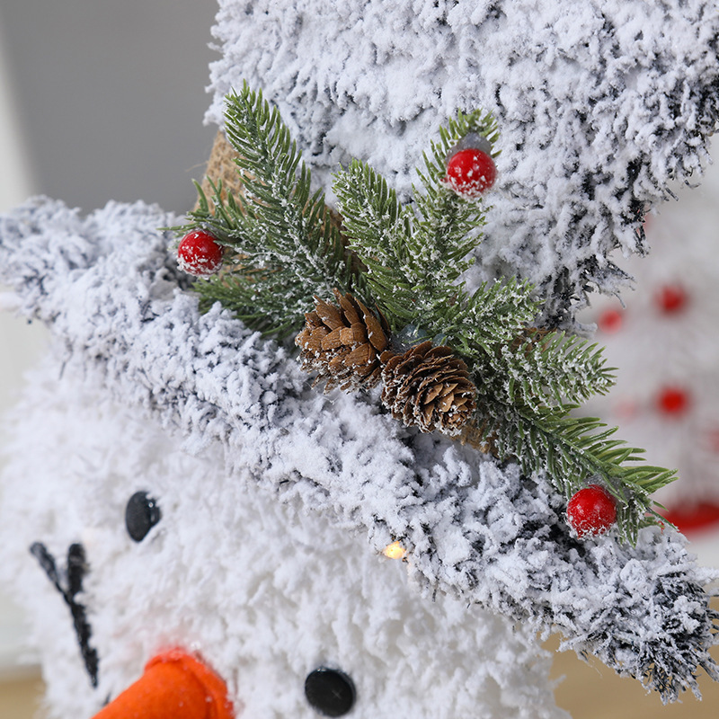クリスマスの光る白い植毛雪だるまのショーウインドーのデパートのホテルの装飾品のシーンは祝日の美しい陳の置物を配置します。|undefined