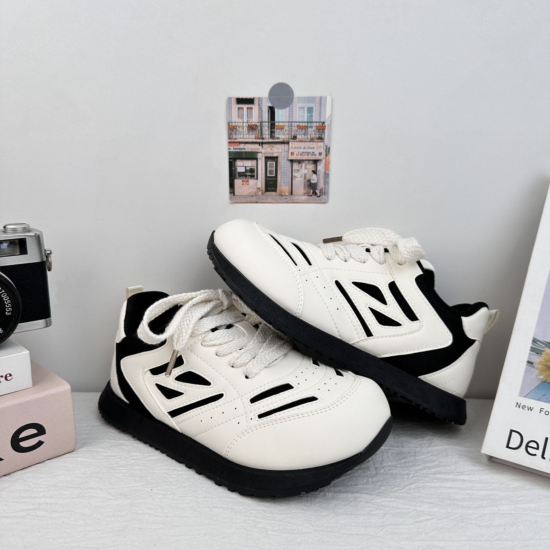 Zapatos de skate Yuanbo para mujeres 2025, verano nuevo nicho transpirable, zapatos chicos, zapatos casuales con suela gruesa, zapatos blancos pequeños