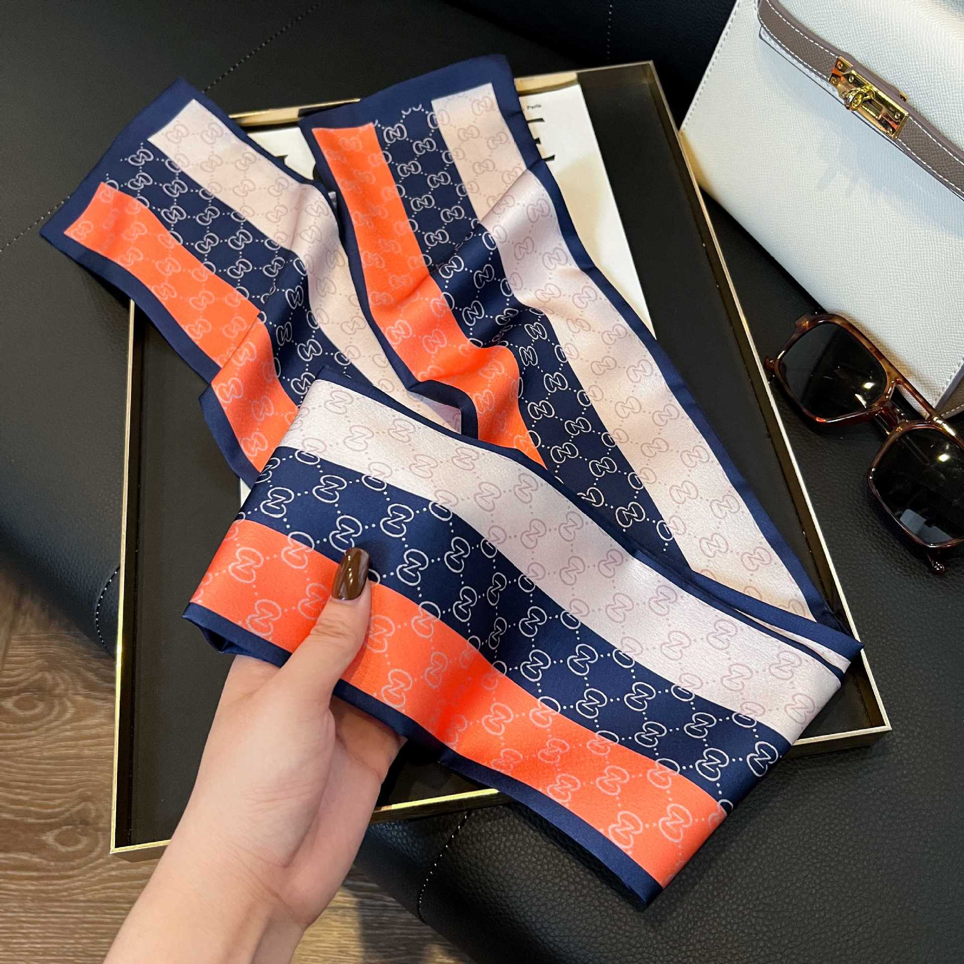 Nueva bufanda de seda pequeña banda larga estrecha para el cabello mujer estilo primavera y otoño moda madre bufanda estilo verano estilo fino serpentina bufanda al por mayor