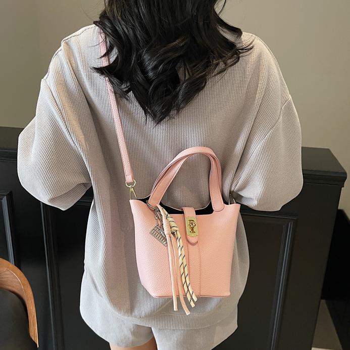 Este año, la popularidad de la bolsa de cubo para mujeres de alta calidad, el nuevo tipo 2025 de moda universal, bolso de transporte, bolso de moda extranjero