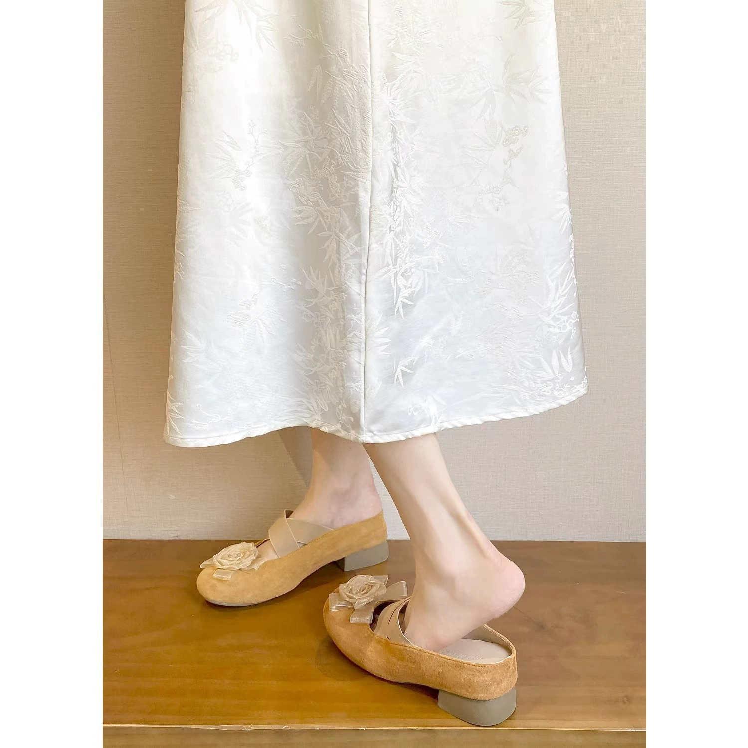 Женские закрытые мюли с камелией в сказочном стиле высотой 6 см, увеличивающие рост внутри, на массивном каблуке во французском стиле.