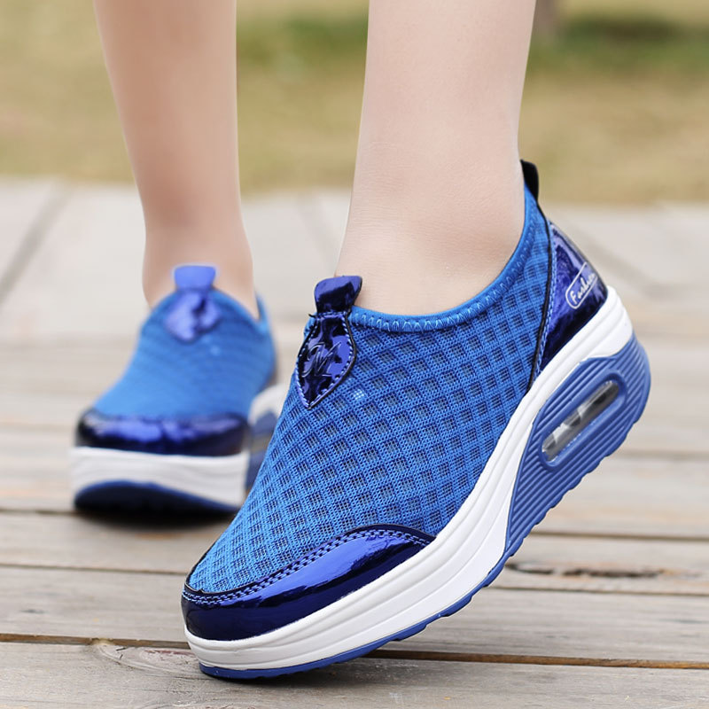 2026 verano nuevos zapatos de rotación de aire acolchado zapatos de mujer malla deportivos casuales zapatos muffin de suela gruesa zapatos de mujer al por mayor