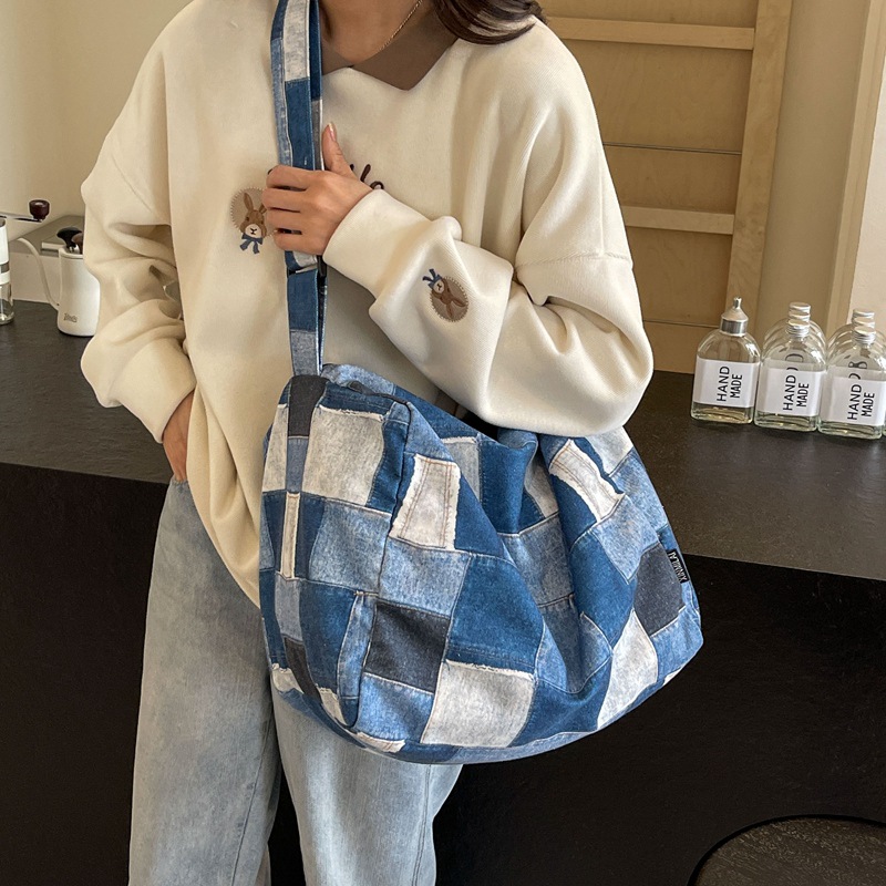 Bolso de gran capacidad de diseño de nicho para mujer 2024 nuevo bolso de mezclilla para mujer bolso de mensajero de un solo hombro de color de contraste de moda