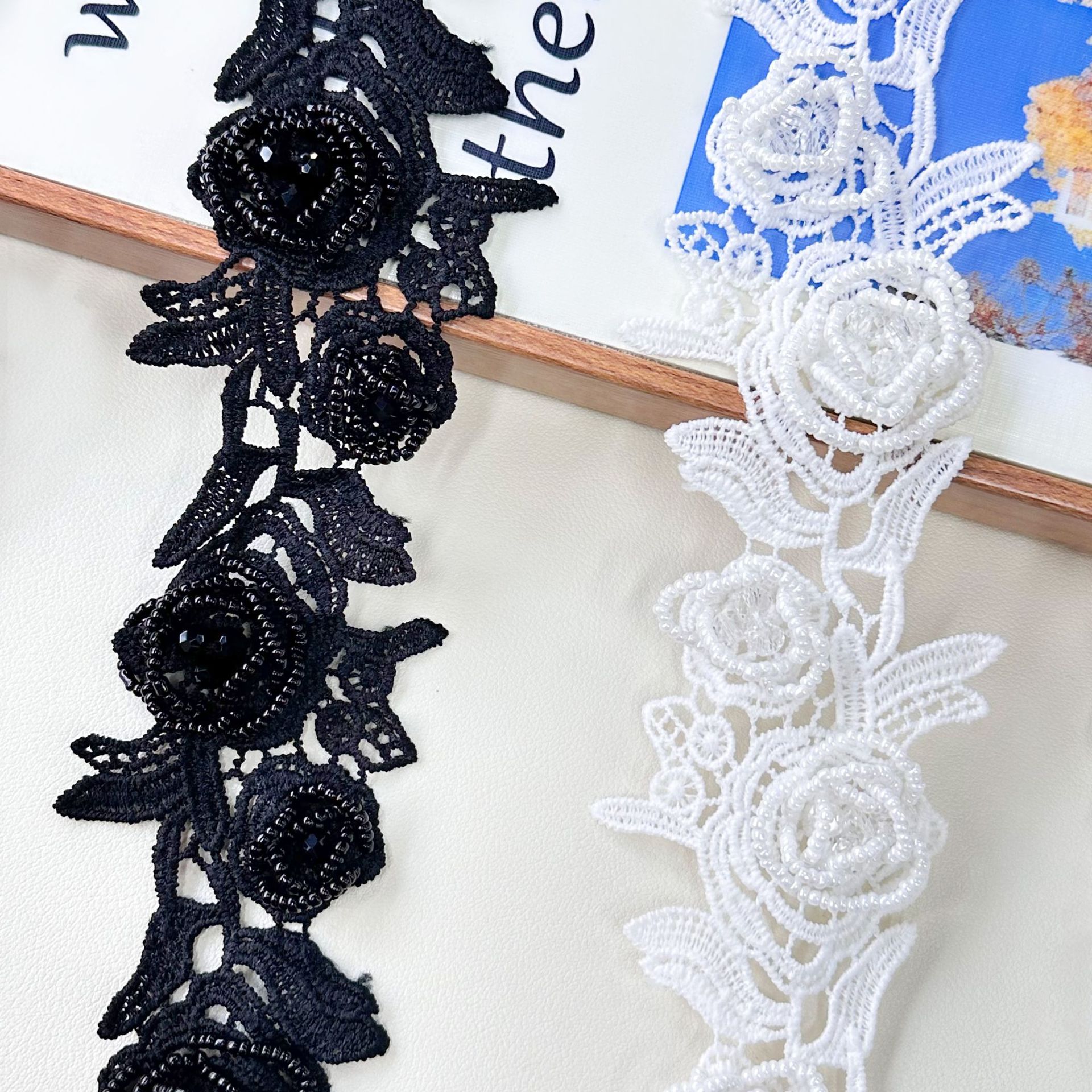 Exquisito encaje floral en blanco y negro, bordado tridimensional de rosas con cuentas de diamantes 13 líneas de accesorios de ropa