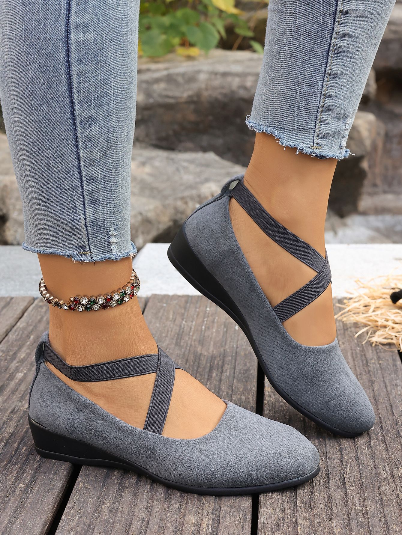Damloafers med kilklack i mocka med remar fina damskor_voghion.com