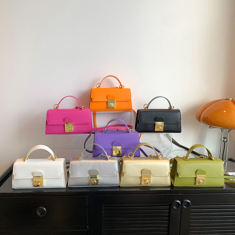 2025 primavera nuevo temperamento diseño de moda estilo extranjero textura simple mochila de hombro bolso de bloqueo de mano color caramelo