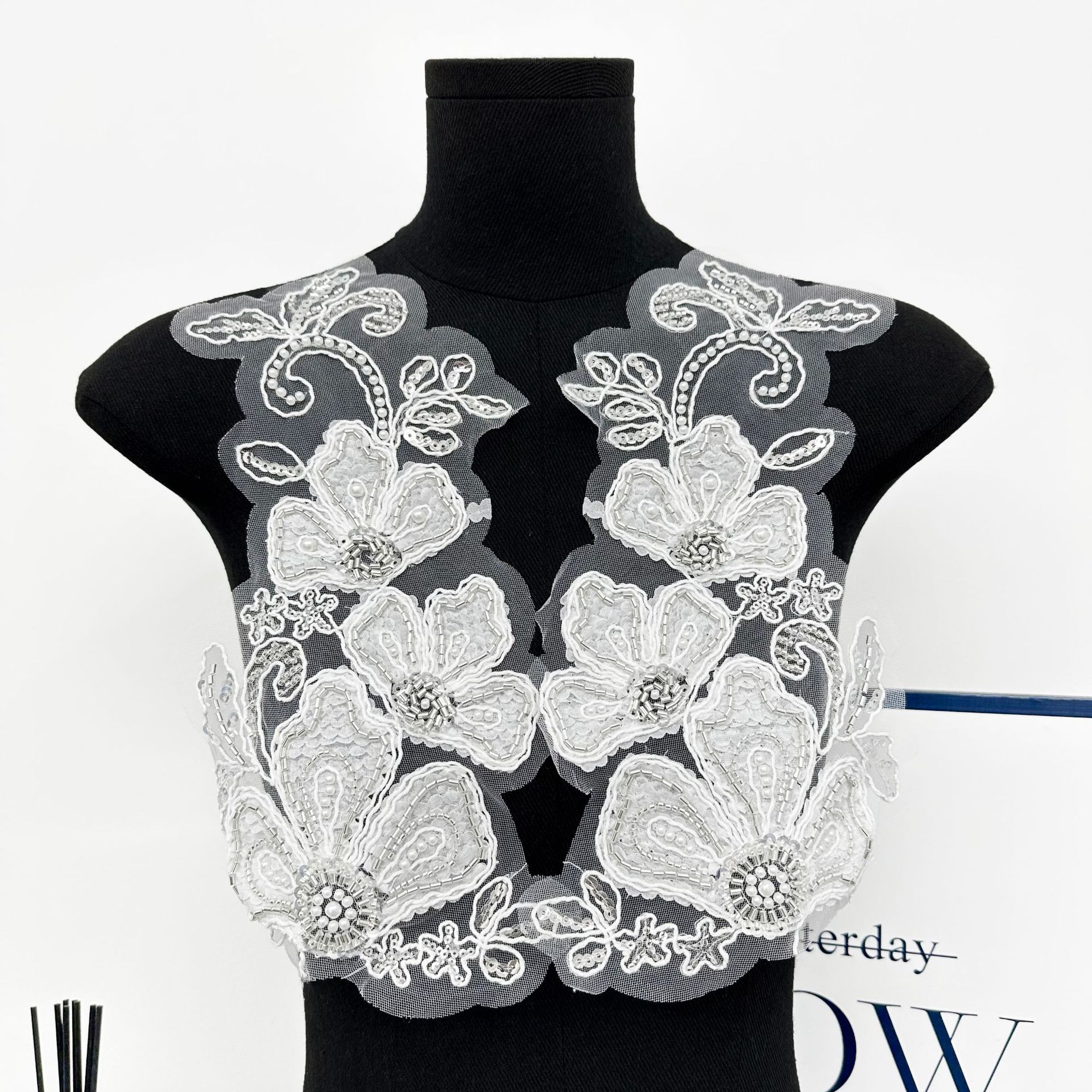 Flor de perlas bordadas vestido de boda decoración decalca de perlas tridimensionales accesorios hechos a mano al por mayor