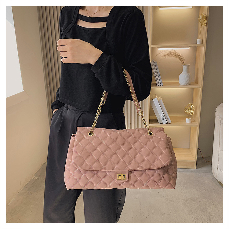 The new diamond-shaped chain bag for women is a trendy and fashionable matte single-shoulder armpit bag for commuting. The large-capacity crossbody bag is a cross-border trend undefined