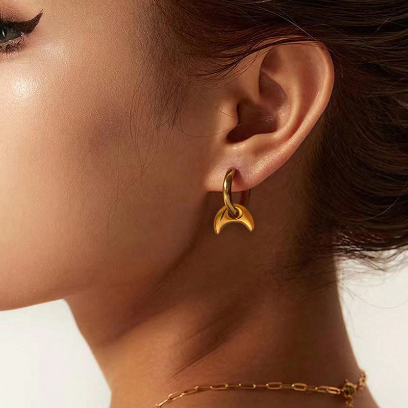 Pendientes de acero de titanio chapado en oro de 18k Pendientes geométricos de luna Joyas femeninas Pendientes europeos y americanos Venta caliente Moda de personalidad de acero inoxidable