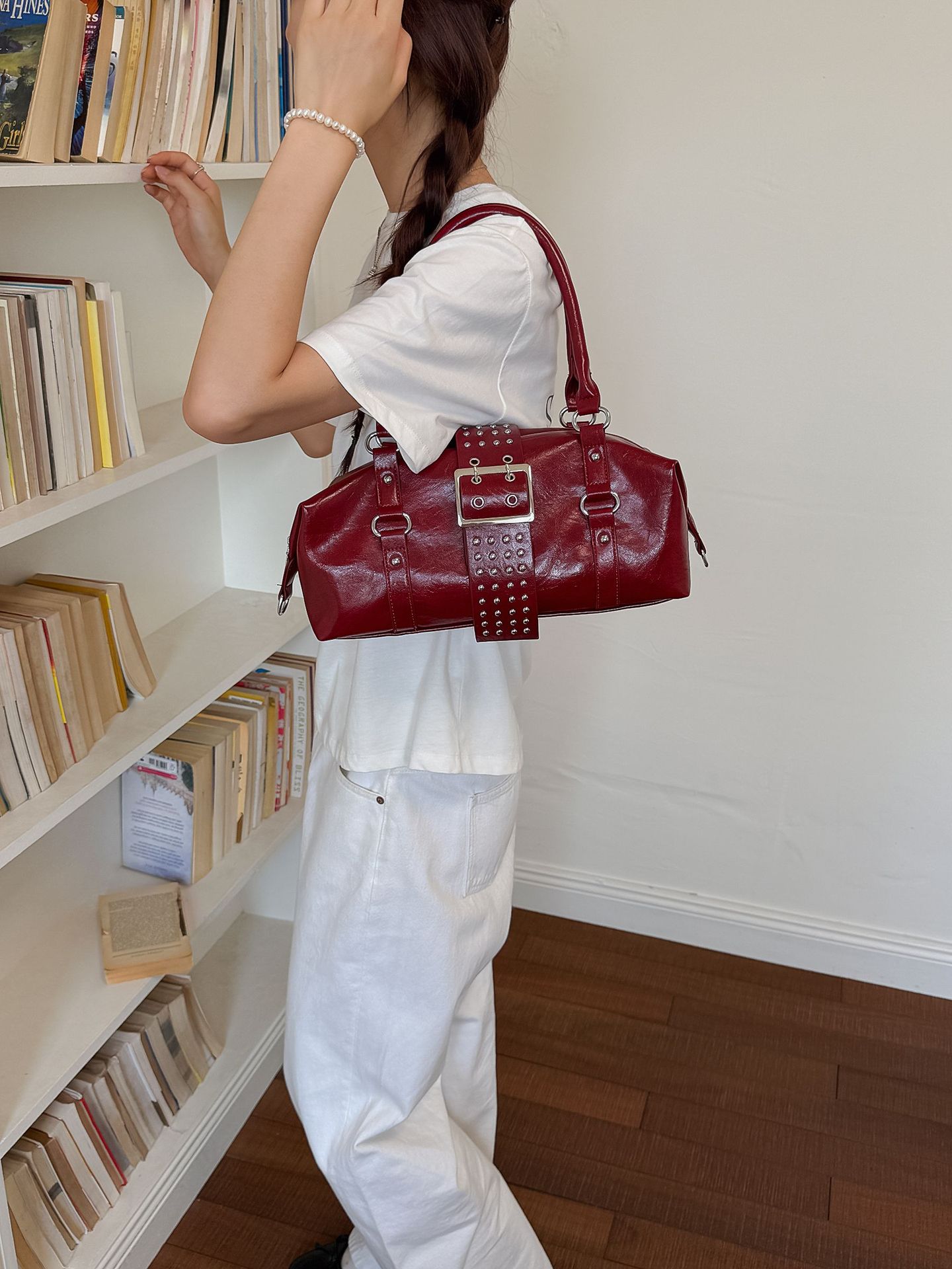 Diseño coreano de nicho de alta calidad, locomotora de chicas calientes, bolso de gran capacidad, remaches retro de viaje, mochila de hombro.