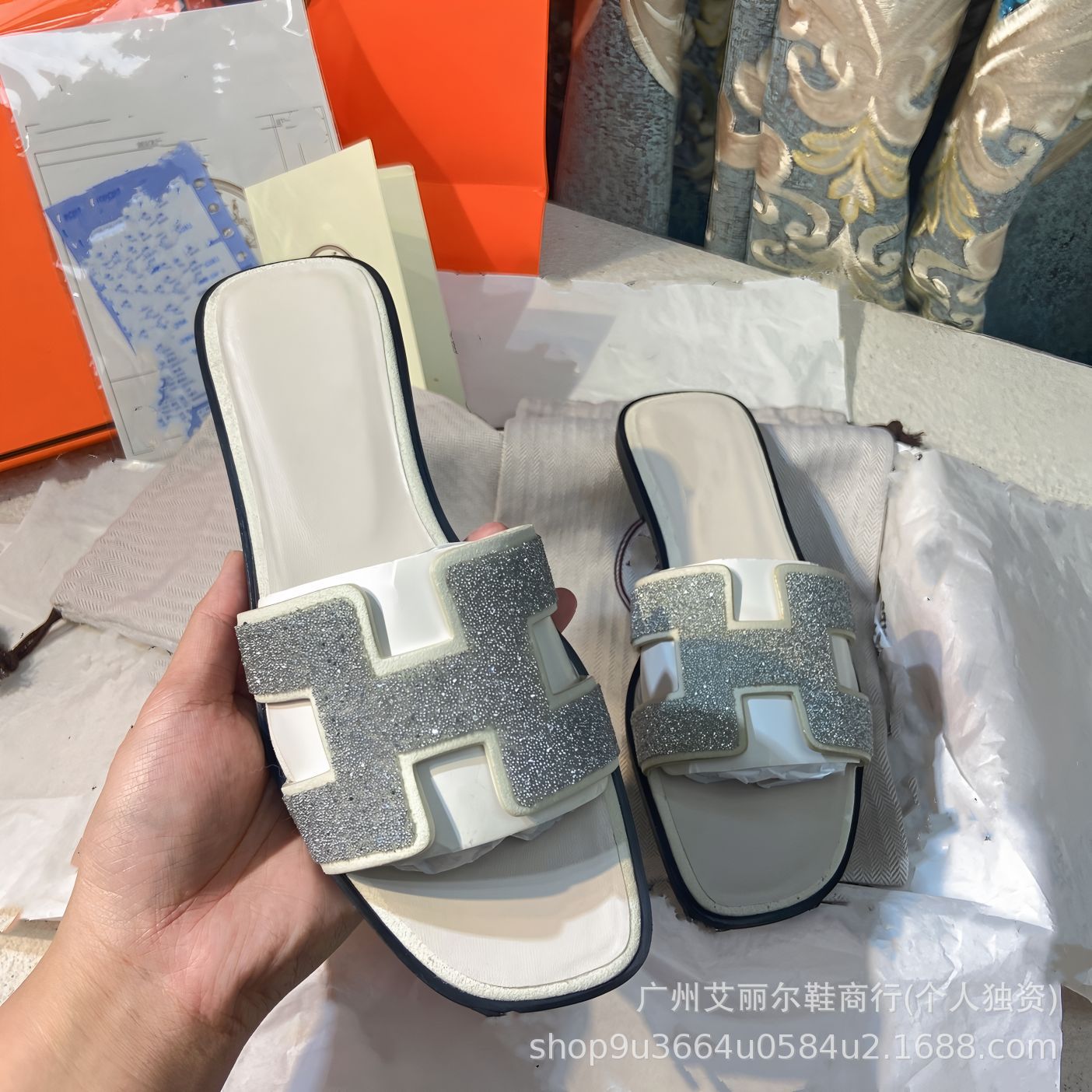 Europa y los Estados Unidos 2025 zapatos caseros de mujer una palabra fuera de H zapatillas de diamante de cuero plano playa casuales zapatillas frías tacones planos resistentes al desgaste