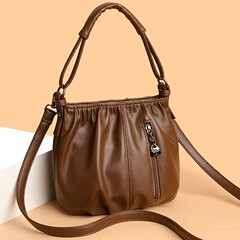 2025新型ファッションのレトロなファッションの女性の手はショルダーバッグの高級な柔らかい皮の質感を持って外出します。