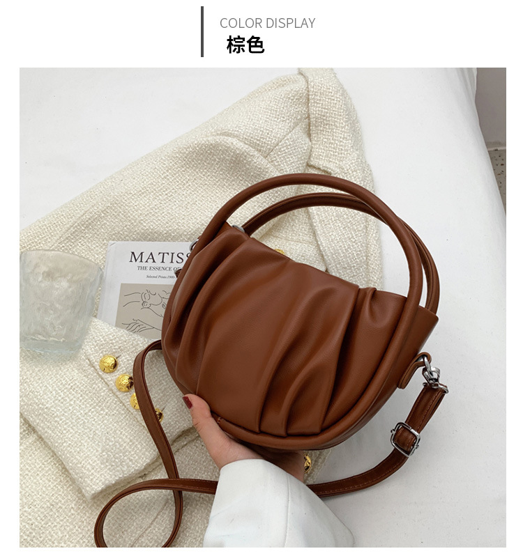 New Semicircle Saddle Bag Fashion Single Shoulder Messenger Pleated Cloud Bag display picture 6